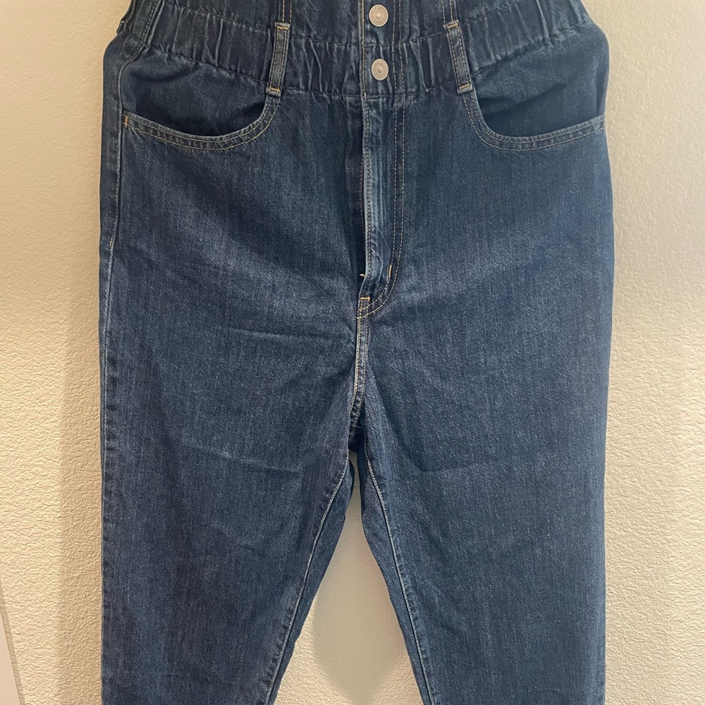 Levis Blue mom style jeans with elastic waist belt in size 28.
